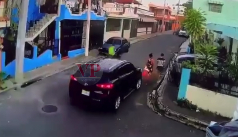 ¡La dejó tirada como un perro! Conductor atropella a joven y huye sin remordimiento