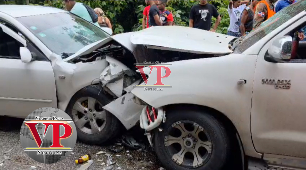 Diez personas heridas en choque frontal entre dos vehículos en SFM