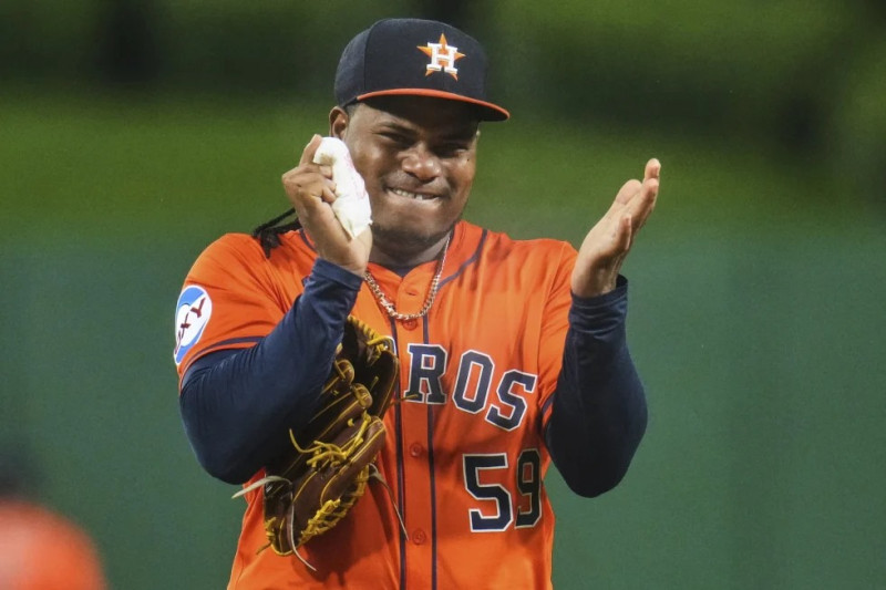 Valdez amplía racha personal a 5 victorias; Astros vencen Piratas tras larga demora