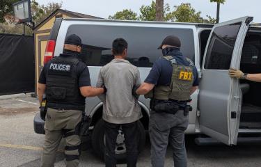 Redadas migratorias llegan al campo californiano con agentes correteando a trabajadores