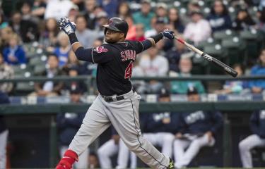 Carlos Santana festeja sus 15 años en Grandes Ligas con un grand slam