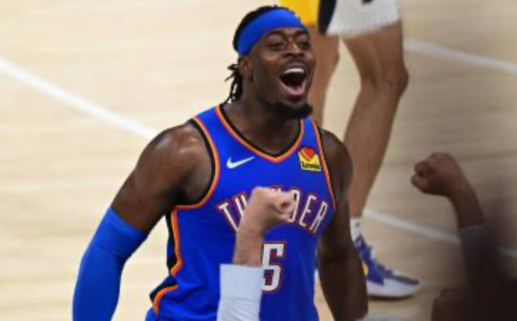 Luguentz Dort celebra título de la NBA con una bandera haitiana y otra de Canada