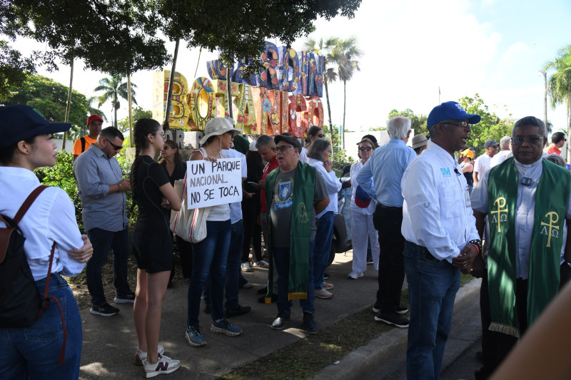 Realizan “cadena humana” frente al Jardín Botánico en defensa del área verde
