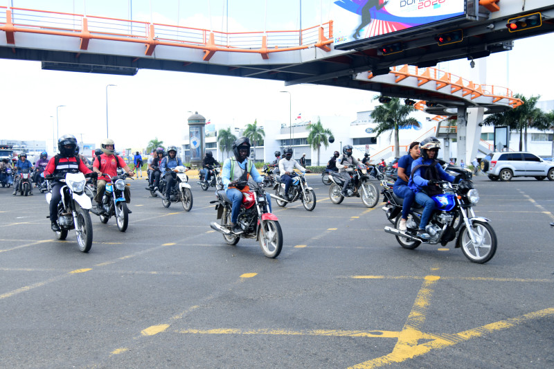 Oleadas de motoristas desenfrenados desafían la ley y ponen vidas en peligro en las calles