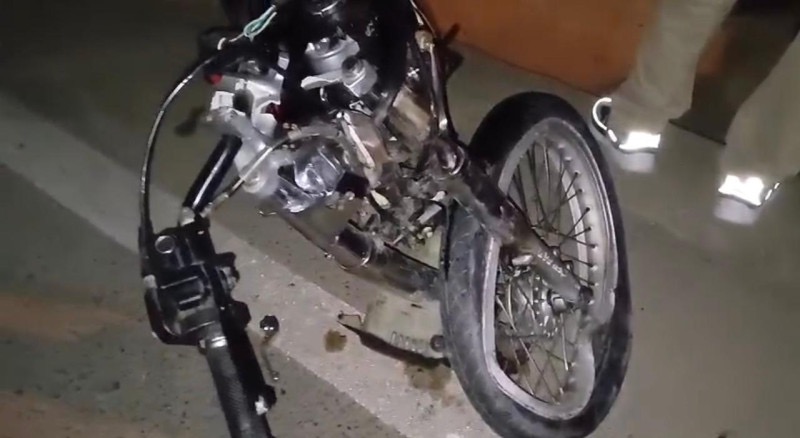 Tres fallecidos y dos heridos al chocar dos motocicletas con otro vehículo en Santiago