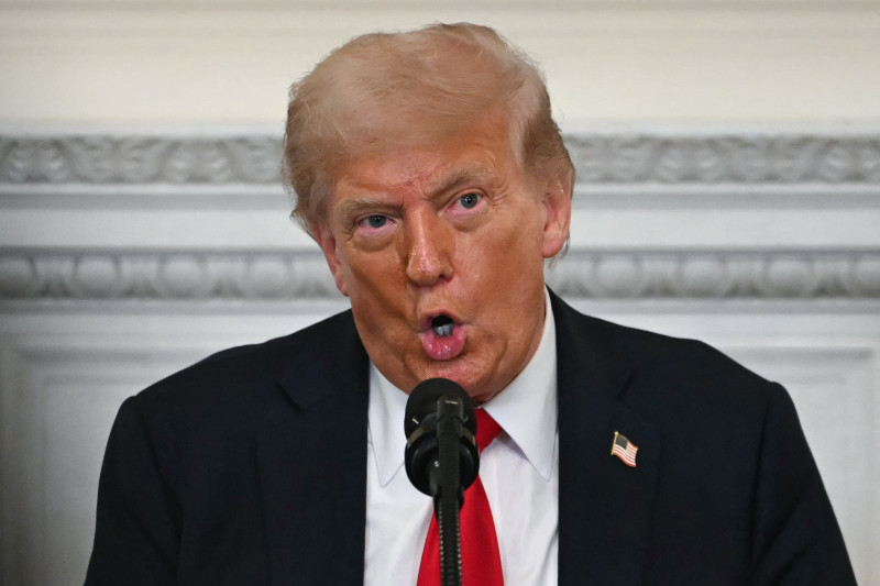 Gobierno Trump enfrenta batalla legal por bloquear beneficios de salud a inmigrantes