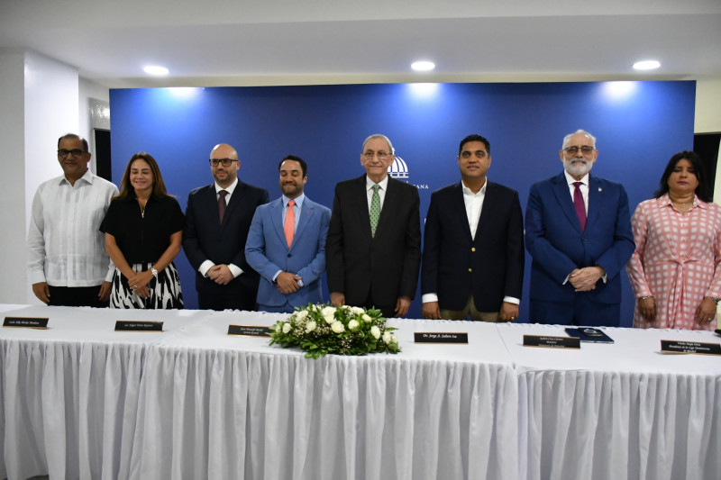 De izquierda a derecha, Olivo Rodríguez Huertas, Elka Shecker Mendoza, Edgar Torres Reynoso, Juan Alberto Mustafá. Jorge Subero Isa, Kelvin Cruz, Vitelio Mejía Ortiz y Angélica Noboa Pagán.