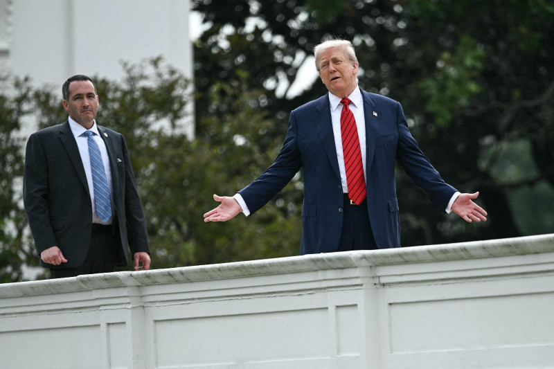 Donald Trump bromea con instalar «misiles nucleares»