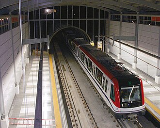 Poco espacio en la acera por la Línea 2C del Metro preocupa a peatones