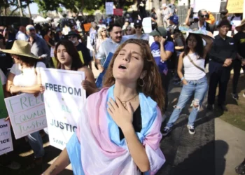 California prohíbe que mayoría de agentes del orden se cubran el rostro durante operaciones