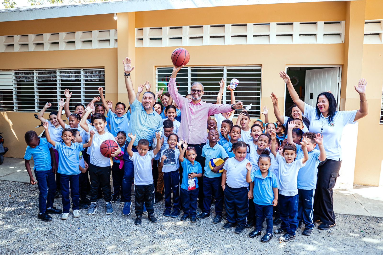 INEFI dota de utileria a escuela Juana Saltitopa en SFM