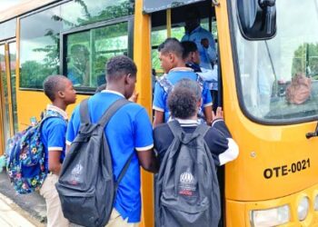 MINERD dispone apertura de escuelas desde las 6:30 a.m. para recibir estudiantes del transporte escolar; ADP rechaza la medida
