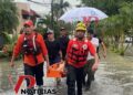 Rescatan hombre atrapado en alcantarilla tras inundaciones