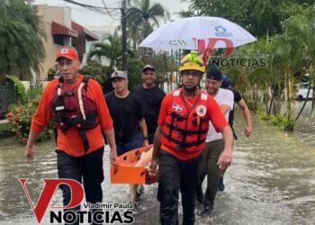 Rescatan hombre atrapado en alcantarilla tras inundaciones