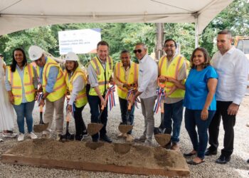 Ministro Ito Bisonó inicia construcción del Parque Lineal Río Jaya, en San Francisco de Macorís.