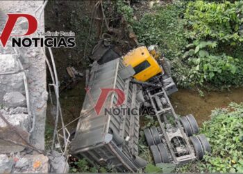 Aparatoso accidente en puente de Bijao: camión cayó al río tras impactar barandas