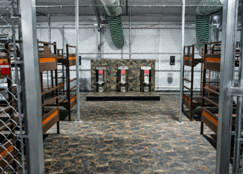 ICE evacúa inmigrantes de “Alcatraz de los Caimanes” por amenaza de tormentas tropicales