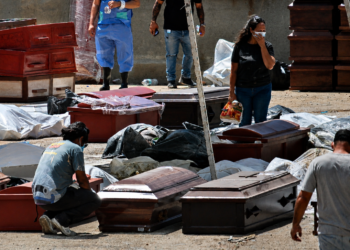 ¡Dolor y desesperación! Venezuela entierra a sus muertos mientras hornos crematorios trabajan día y noche