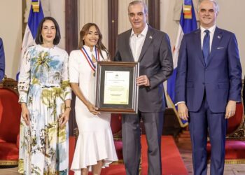 Nathalie García, maestra ejemplar, recibe de manos del presidente Luis Abinader la Medalla al Mérito Magisterial 2026