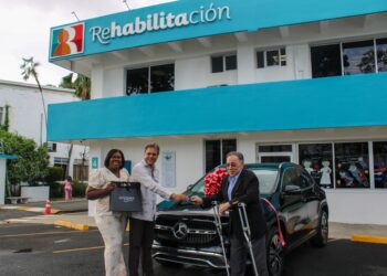 Rehabilitación entrega el Mercedes-Benz GLA del Sorteo Navideño