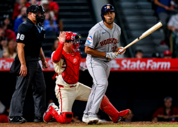 Astros remontan en el noveno episodio y derrotan 6-4 a los Angelinos; Cristian Javier domina desde el montículo