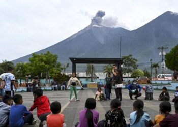 Erupción del volcán de Fuego obliga a evacuar a cientos de personas en Guatemala