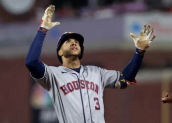 Jeremy Peña conectó un sencillo productor en la décima entrada y ayudó a los Astros de Houston a remontar para vencer 6-3 a los Gigantes de San Francisco el lunes por la noche.  La décima entrada comenzó con LaMonte Wade Jr. en el plato y Cam Smith como corredor automático en segunda. Smith avanzó a tercera tras un lanzamiento descontrolado de Jason Foley, antes de que Peña conectara el batazo que puso a Houston al frente.  Un out después, Isaac Paredes amplió la ventaja con un doble de dos carreras, colocando el marcador 6-3 a favor de los Astros.  Josh Hader se llevó la victoria tras lanzar dos entradas perfectas. Houston había logrado empatar el encuentro en la novena entrada, cuando Cam Smith conectó un sencillo productor con dos outs, después de haber conectado su 16to cuadrangular de la temporada en el séptimo episodio.  Por los Gigantes, Jung Hoo Lee había conectado un jonrón en la quinta entrada, mientras que Drew Gilbert también disparó un cuadrangular para poner a San Francisco nuevamente arriba en el séptimo episodio.  El abridor de los Gigantes, Blade Tidwell, trabajó 5⅔ entradas, permitió una carrera y cuatro imparables, además de registrar seis ponches y una base por bolas.  José Altuve puso a Houston en ventaja durante la primera entrada con un elevado de sacrificio. Yordan Álvarez también contribuyó con un doble, mientras que Paredes conectó un sencillo que dejó al cubano en posición de anotar.  Con la victoria, los Astros pusieron fin a una racha de dos derrotas consecutivas y lograron recuperarse en su primera visita al Oracle Park en más de dos años.