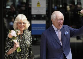 La reina Camila reconoció que le costó mantener en secreto el cáncer de Carlos III