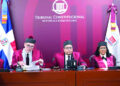 Tribunal Constitucional falla contra el Ayuntamiento de Moca por retener un vehículo y exigir RD$3,000  El Tribunal Constitucional de República Dominicana emitió una sentencia contra el Ayuntamiento de Moca, provincia Espaillat, por la retención de un vehículo y el cobro de una tasa de 3,000 pesos como condición para devolverlo a su propietario.  La decisión está relacionada con un caso en el que el ciudadano Juan Carlos Mejía Vásquez tuvo su vehículo retenido por el cabildo después de estacionarse parcialmente sobre una marca amarilla colocada en el suelo por la dirección municipal.  Para recuperar su vehículo, se le exigió el pago de 3,000 pesos.  El caso se originó a partir de la Ordenanza 01-2025, aprobada por el Concejo Municipal de Regidores de Moca el 1 de abril de 2025, denominada “Sobre el pago de tasas por costes de servicio de traslado o retención de vehículos o estructuras”.  Mejía Vásquez, representado por el abogado Shesnel Calcaño, acudió inicialmente ante la jurisdicción civil y comercial. Sin embargo, la primera instancia rechazó la acción de amparo al considerar que no se había demostrado una violación de derechos fundamentales.  El caso llegó posteriormente al Tribunal Constitucional mediante un recurso de revisión.  El Tribunal declara inaplicable la ordenanza  Mediante la sentencia TC/0785/26, el Tribunal Constitucional declaró admisible el recurso de revisión y posteriormente lo acogió en cuanto al fondo.  Como consecuencia, revocó la sentencia emitida anteriormente por la Primera Sala de la Cámara Civil y Comercial del Juzgado de Primera Instancia del Distrito Judicial de Espaillat.  El Tribunal también acogió la excepción de inconstitucionalidad presentada por Mejía Vásquez y declaró inaplicable, específicamente para este caso, la Ordenanza 01-2025 del Ayuntamiento de Moca.  Los jueces determinaron que se habían vulnerado los derechos fundamentales del ciudadano a la propiedad, al debido proceso administrativo y al principio de legalidad.  Además, ordenaron al Ayuntamiento de Moca, al Concejo Municipal de Regidores y a los funcionarios responsables devolver inmediatamente el vehículo Honda Pilot.  La devolución debía realizarse sin exigir previamente el pago de multas, tasas de inmovilización, traslado, retención, recargos u otros conceptos derivados de la ordenanza.  En caso de que el ciudadano ya hubiese pagado alguna de estas cantidades, el Tribunal ordenó que el dinero fuera devuelto.  La sentencia también estableció una astreinte de 1,000 pesos dominicanos por cada día de retraso en el cumplimiento de la decisión, a cargo del Ayuntamiento de Moca y en beneficio del ciudadano afectado.  El Ayuntamiento no puede asumir funciones sancionadoras sin respaldo legal  Entre los argumentos utilizados por el Tribunal Constitucional se encuentra que los ayuntamientos tienen determinadas competencias para organizar el tránsito, administrar los espacios públicos y establecer señalizaciones dentro de su ámbito.  Sin embargo, el Tribunal consideró que estas facultades no permiten convertir la regulación del estacionamiento en un sistema autónomo de sanciones que permita inmovilizar y retener vehículos y exigir pagos para liberarlos cuando no exista una autorización legal expresa y un procedimiento que garantice los derechos del ciudadano.  El Tribunal concluyó que la ordenanza municipal excedía las competencias normativas del cabildo al establecer un mecanismo de sanción y cobro que no estaba respaldado por las facultades legales correspondientes.  La decisión podría convertirse en un precedente  El abogado Shesnel Calcaño explicó que la sentencia representa un precedente constitucional que podría ser utilizado en situaciones similares.  Según el jurista, si un ciudadano de Moca o de otra ciudad enfrenta una retención de su vehículo bajo circunstancias similares, podría utilizar este precedente para reclamar la devolución de su propiedad y cuestionar el procedimiento utilizado por el ayuntamiento.  Junto con el caso de Mejía Vásquez, los abogados Miguel Valdemar y Shesnel Calcaño también depositaron ante el Tribunal Constitucional una acción directa de inconstitucionalidad contra la Ordenanza 01-2025.  Esa acción todavía está pendiente de decisión y busca que los ayuntamientos de Moca y otras localidades detengan prácticas relacionadas con la retención de vehículos y el cobro de tasas o multas que, según los abogados, corresponden a las autoridades nacionales de tránsito.  Entre las ciudades señaladas por este tipo de prácticas también figuran Santiago y San Francisco de Macorís.