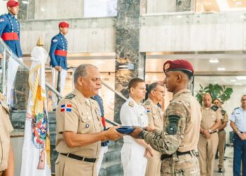 Tribunal Constitucional falla contra el Ayuntamiento de Moca por retener un vehículo y exigir RD$3,000  El Tribunal Constitucional de República Dominicana emitió una sentencia contra el Ayuntamiento de Moca, provincia Espaillat, por la retención de un vehículo y el cobro de una tasa de 3,000 pesos como condición para devolverlo a su propietario.  La decisión está relacionada con un caso en el que el ciudadano Juan Carlos Mejía Vásquez tuvo su vehículo retenido por el cabildo después de estacionarse parcialmente sobre una marca amarilla colocada en el suelo por la dirección municipal.  Para recuperar su vehículo, se le exigió el pago de 3,000 pesos.  El caso se originó a partir de la Ordenanza 01-2025, aprobada por el Concejo Municipal de Regidores de Moca el 1 de abril de 2025, denominada “Sobre el pago de tasas por costes de servicio de traslado o retención de vehículos o estructuras”.  Mejía Vásquez, representado por el abogado Shesnel Calcaño, acudió inicialmente ante la jurisdicción civil y comercial. Sin embargo, la primera instancia rechazó la acción de amparo al considerar que no se había demostrado una violación de derechos fundamentales.  El caso llegó posteriormente al Tribunal Constitucional mediante un recurso de revisión.  El Tribunal declara inaplicable la ordenanza  Mediante la sentencia TC/0785/26, el Tribunal Constitucional declaró admisible el recurso de revisión y posteriormente lo acogió en cuanto al fondo.  Como consecuencia, revocó la sentencia emitida anteriormente por la Primera Sala de la Cámara Civil y Comercial del Juzgado de Primera Instancia del Distrito Judicial de Espaillat.  El Tribunal también acogió la excepción de inconstitucionalidad presentada por Mejía Vásquez y declaró inaplicable, específicamente para este caso, la Ordenanza 01-2025 del Ayuntamiento de Moca.  Los jueces determinaron que se habían vulnerado los derechos fundamentales del ciudadano a la propiedad, al debido proceso administrativo y al principio de legalidad.  Además, ordenaron al Ayuntamiento de Moca, al Concejo Municipal de Regidores y a los funcionarios responsables devolver inmediatamente el vehículo Honda Pilot.  La devolución debía realizarse sin exigir previamente el pago de multas, tasas de inmovilización, traslado, retención, recargos u otros conceptos derivados de la ordenanza.  En caso de que el ciudadano ya hubiese pagado alguna de estas cantidades, el Tribunal ordenó que el dinero fuera devuelto.  La sentencia también estableció una astreinte de 1,000 pesos dominicanos por cada día de retraso en el cumplimiento de la decisión, a cargo del Ayuntamiento de Moca y en beneficio del ciudadano afectado.  El Ayuntamiento no puede asumir funciones sancionadoras sin respaldo legal  Entre los argumentos utilizados por el Tribunal Constitucional se encuentra que los ayuntamientos tienen determinadas competencias para organizar el tránsito, administrar los espacios públicos y establecer señalizaciones dentro de su ámbito.  Sin embargo, el Tribunal consideró que estas facultades no permiten convertir la regulación del estacionamiento en un sistema autónomo de sanciones que permita inmovilizar y retener vehículos y exigir pagos para liberarlos cuando no exista una autorización legal expresa y un procedimiento que garantice los derechos del ciudadano.  El Tribunal concluyó que la ordenanza municipal excedía las competencias normativas del cabildo al establecer un mecanismo de sanción y cobro que no estaba respaldado por las facultades legales correspondientes.  La decisión podría convertirse en un precedente  El abogado Shesnel Calcaño explicó que la sentencia representa un precedente constitucional que podría ser utilizado en situaciones similares.  Según el jurista, si un ciudadano de Moca o de otra ciudad enfrenta una retención de su vehículo bajo circunstancias similares, podría utilizar este precedente para reclamar la devolución de su propiedad y cuestionar el procedimiento utilizado por el ayuntamiento.  Junto con el caso de Mejía Vásquez, los abogados Miguel Valdemar y Shesnel Calcaño también depositaron ante el Tribunal Constitucional una acción directa de inconstitucionalidad contra la Ordenanza 01-2025.  Esa acción todavía está pendiente de decisión y busca que los ayuntamientos de Moca y otras localidades detengan prácticas relacionadas con la retención de vehículos y el cobro de tasas o multas que, según los abogados, corresponden a las autoridades nacionales de tránsito.  Entre las ciudades señaladas por este tipo de prácticas también figuran Santiago y San Francisco de Macorís.