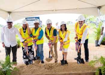 Ministro Jean Luis Rodríguez da primer palazo para la construcción del Residencial Las Acacias III en Santo Domingo Este