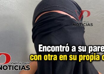Mujer sorprende a su pareja con otra mujer en su propia casa en San Francisco de Macorís