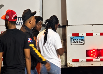 Policía entrega 33 ciudadanos haitianos a la Dirección General de Migración en SFM
