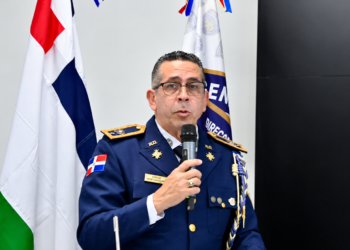 Policía Nacional ocupa 11 armas de fuego, incluidos cinco fusiles y una subametralladora, durante operativos de DINTEL; hay cinco detenidos.