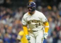 Cerveceros superan 3-2 a Padres en inicio de serie divisional con jugada insólita en la 9na
