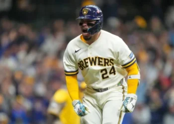 Cerveceros superan 3-2 a Padres en inicio de serie divisional con jugada insólita en la 9na