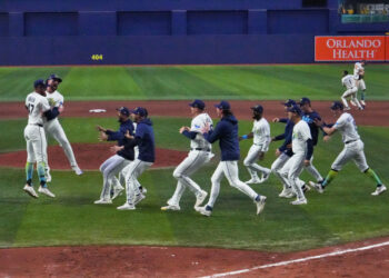 Peralta, Caminero y Díaz guían a los Rays a la Serie Mundial tras vencer 7-3 a los Guardianes