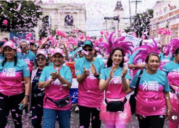 Cientos de personas participan en caminata contra el cáncer de mama en San Francisco de Macorís